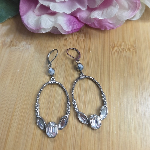 Elegant Silver and White Jewelry Set - Picture 5 of 5